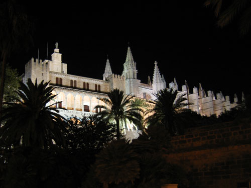 夜のアルムダイナ宮殿
